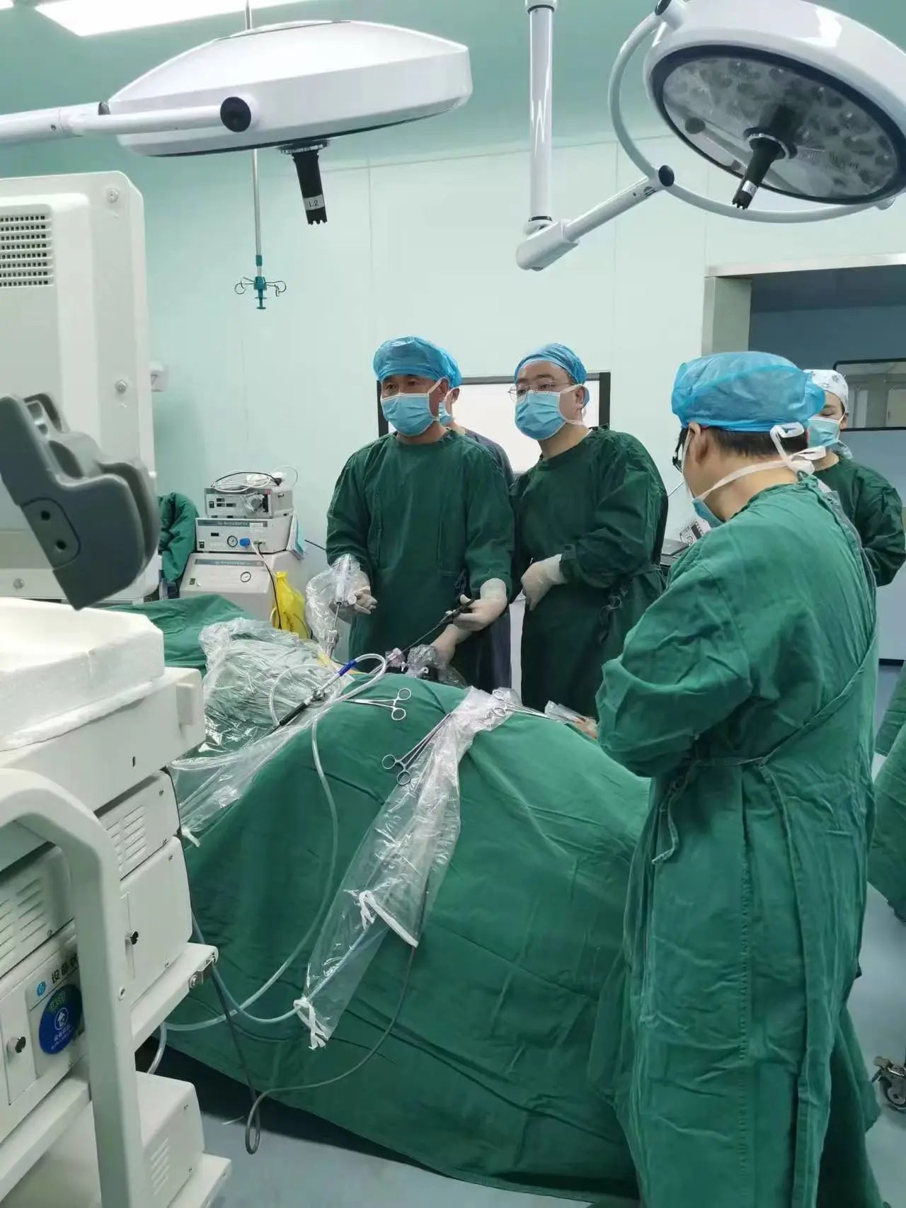 【城口首例】城口县人民医院泌尿外科成功开展一体位完全腹腔镜下根治性肾输尿管膀胱袖状切除术